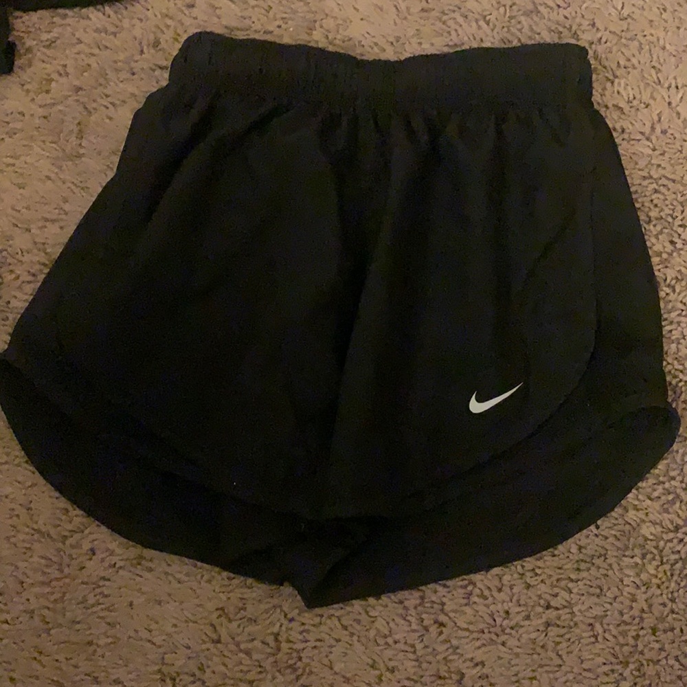 black nike women’s athletic shorts